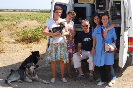 Pepi, Cari, Encarna mit Mitarbeitern